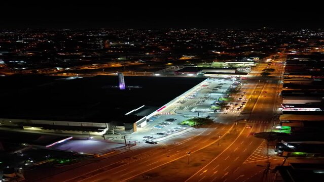 Imagens aerea noturna sobre avenida 