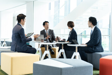 会議をする複数のビジネスマン