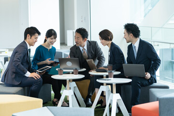 会議をする複数のビジネスマン