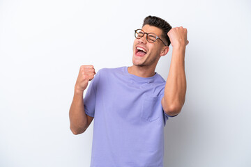 Naklejka premium Young caucasian man isolated on white background celebrating a victory