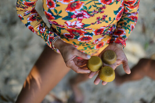 Jovem e bela mulher brasileira exibe orgulhosa sua parafina natural com feita com cera de abelhas, mostrando que surf e prote&ccedil;&atilde;o ambiental pode pegar a mesma onda.