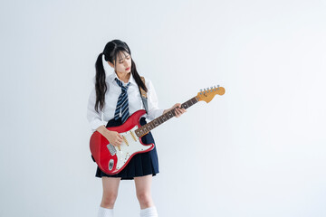 ギターを弾く女子高生