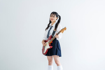 ギターを弾く女子高生
