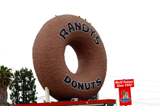 Inglewood (Los Angeles) California: Randy's Donuts with a giant doughnut on the roof located at 805 West Manchester Boulevard, Inglewood