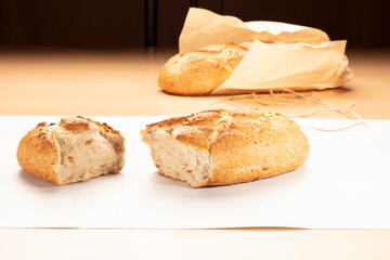 Baguette cortada y entera sobre mesa de madera. Sliced ​​and whole baguette on wooden table.