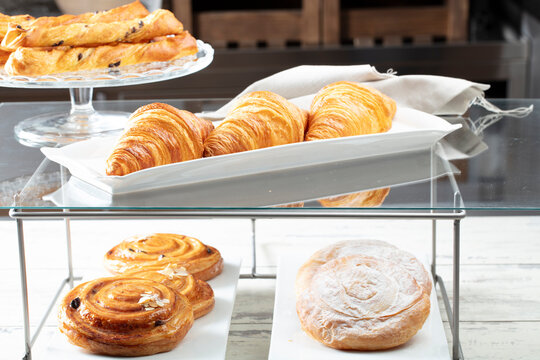 Cruasanes, ensaimadas y caracolas, pasteler&iacute;a. Croissants, ensaimadas and snails, pastry.