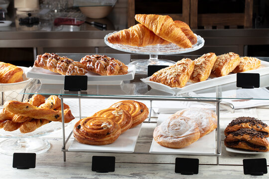 Dulces, cruas&aacute;n, caracola, ensaimada, tortel en estantes de pasteler&iacute;a. Sweets, croissant, conch, ensaimada, tortel on pastry shelves.