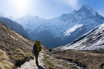 Chico haciendo el Trekking al Santuario del Annapurna