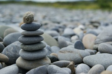Fototapeta na wymiar Towers made of pebbles. Zen towers on a rocky beach.