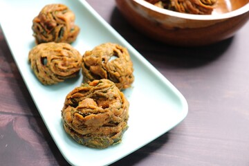 Dry Patra is an Indian dish made with colocasia leaves that are coated with a spicy gram flour batter and deep fried. It's a popular dish in Gujarat. Also known as Patra ni, bardoli's Karara patra.