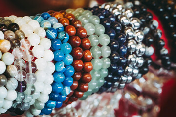 Bracelets colorés avec des perles en pierres de soin semi-précieuses - Bracelet en apatite aventurine jaspe agate - obrazy, fototapety, plakaty