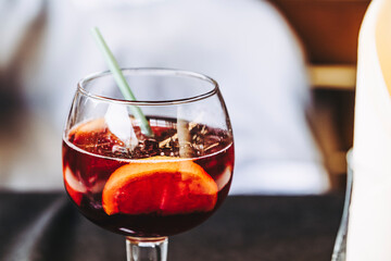 Verre de cocktail sangria fait-maison avec fruits et glaçons - Boisson rafraîchissante pour l'été