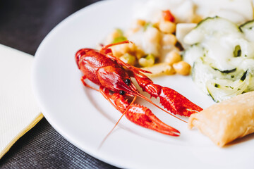 Assiette de fruits de mer avec une écrevisse entière