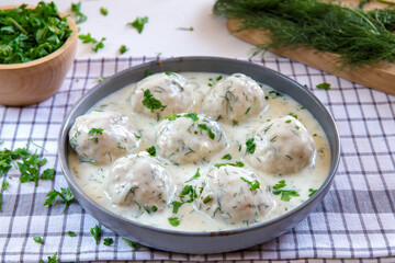 Pulpety drobiowe w sosie koperkowym