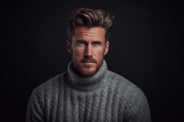 Obraz premium Medium shot portrait photography of a beautiful boy in his 30s wearing a cozy sweater against a dark grey background. With generative AI technology