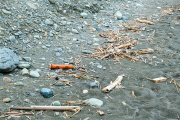 海岸に打ち上げられた懐中電灯