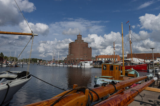 Blick auf den Hafen mit Rundsilo und Fischkutter in Eckernf&ouml;rde.