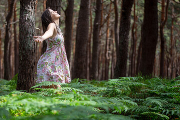 Junge Frau beim Waldbaden (Shinrin Yoku), Naturtherapie aus Japan (Model released)