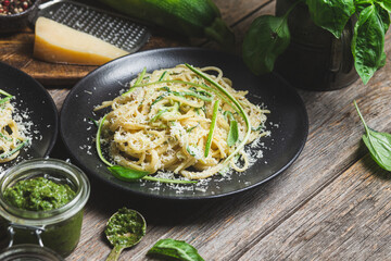 Pasta with zucchini and cream sauce