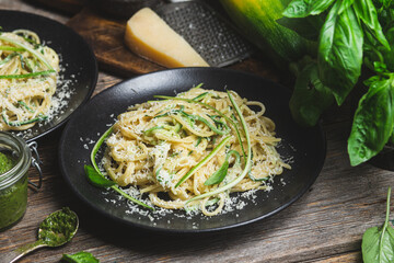 Pasta with zucchini and cream sauce