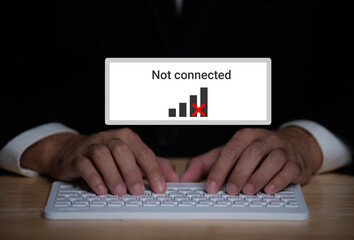 Man using computer unable to connect to the internet,Forget your WiFi network, troubleshoot when your PC can't connect to this network