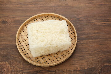 Obraz na płótnie Canvas Vermicelli or Dry Glass Noodles served on wooden plate 