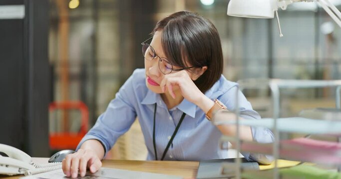 woman eyes pain at work