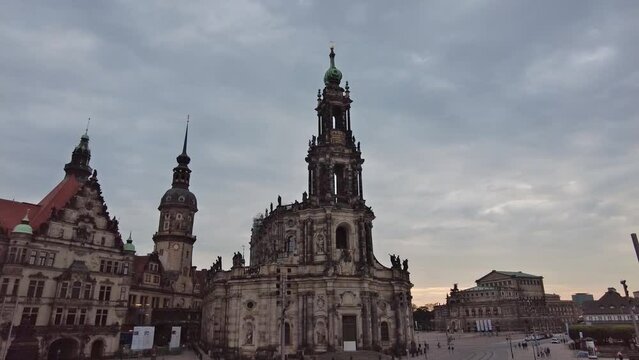 Dresden, Deutschland: Die Kathedrale Sanctissimae Trinitatis vor dem Residenzschloss
