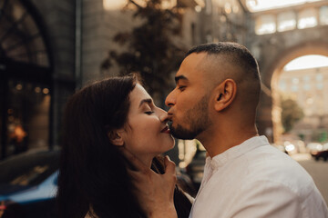Kiss close-up. Love story. Walk around the city. A woman in a white suit. Guy in a t-shirt. Love and hugs. No focus blurred and noise effect