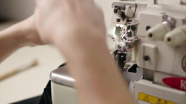 Carrying out work in an industrial clothing machine, the filleting machine also polishes the garment