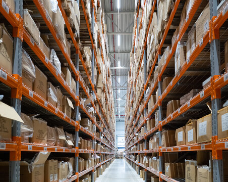 Hohes Industrie-Regal / Hochregal im Logistik-Center mit Schmalgang, Paletten, Pakete in gro&szlig;er Halle f&uuml;r Intralogistik