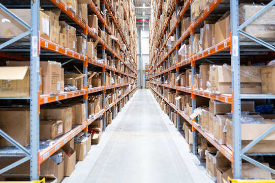 Langer Gang im Hochregal eines Logistik-Zentrums