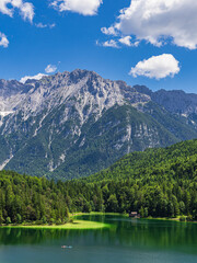 Fototapeta premium Blick über den Lautersee auf das Karwendelgebirge bei Mittenwald