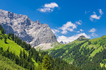 Fototapeta premium Landschaft im Rißtal bei der Eng Alm in Österreich