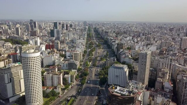 Vista a&eacute;rea de la Avenida 9 de Julio, ciudad de Buenos Aires, Argentina.