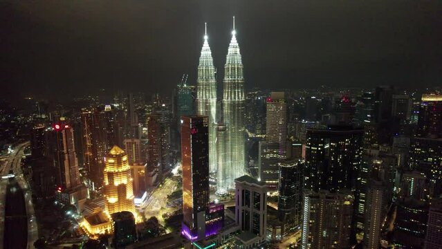 La ville de Kuala Lumpur film&eacute; en drone la nuit, et ses gratte-ciels et tours incroyable (petronas, KL 118 ...) , en Malaisie, Asie