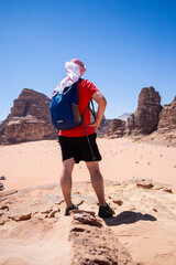 Hombre en desierto Wadi rum, Jordania