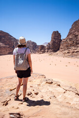 Mujer en desierto Wadi rum, Jordania 