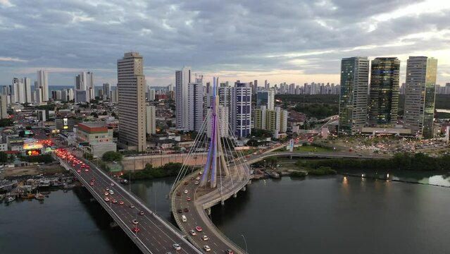 Ponte do Pina no Recife Visto de Cima com Drone 4k - Ponte Estaiada - Rio Mar, Bairro do Pina - Bacia do Pina - Pernambuco - Brasil