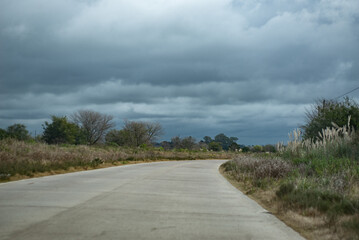 Carretera con cielo nublado