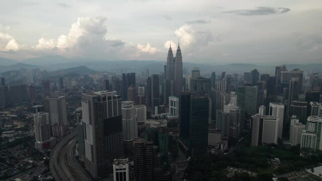 La ville de Kuala Lumpur film&eacute;e en drone de jour, et ses gratte-ciels et tours incroyable , en Malaisie, Asie