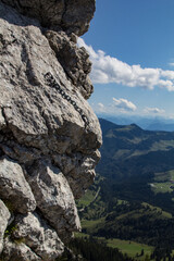 Sicherungskette mit Edelstahl-Umlenker in einer Kletterroute der Käsererwand in den Bayerischen Alpen. Die Kalksteinfelsen der Kaesererwand bieten den Kletteren viele gut abgesicherte Klettertouren