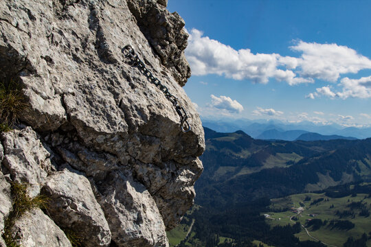 Sicherungskette mit Edelstahl-Umlenker in einer Kletterroute der Käsererwand in den Bayerischen Alpen. Die Kalksteinfelsen der Kaesererwand bieten den Kletteren viele gut abgesicherte Klettertouren