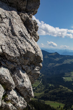 Sicherungskette mit Edelstahl-Umlenker in einer Kletterroute der Käsererwand in den Bayerischen Alpen. Die Kalksteinfelsen der Kaesererwand bieten den Kletteren viele gut abgesicherte Klettertouren
