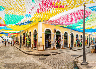 Ruas do centro histórico de São Luís/MA, decoradas para festas juninas.  - obrazy, fototapety, plakaty