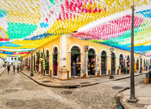Ruas do centro hist&oacute;rico de S&atilde;o Lu&iacute;s/MA, decoradas para festas juninas. 