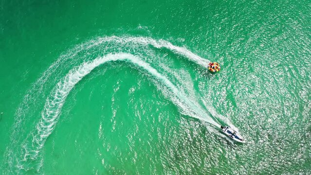 Banana Boat Visto de cima com Drone 4k em Tamandare - Praia dos Carneiros - Pernambuco - Nordeste - Brasil
