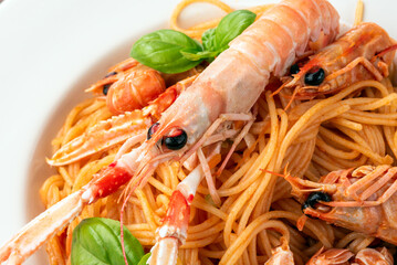 Deliziosi spaghetti con salsa di scampi, cibo italiano 