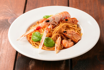Deliziosi spaghetti con salsa di scampi, cibo italiano 