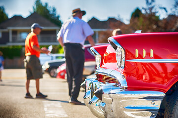 People view classic American cars at show. - obrazy, fototapety, plakaty